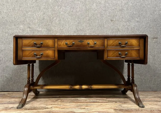 Magnifique Bureau de style Anglais en acajou flammé circa 1940-1950 2