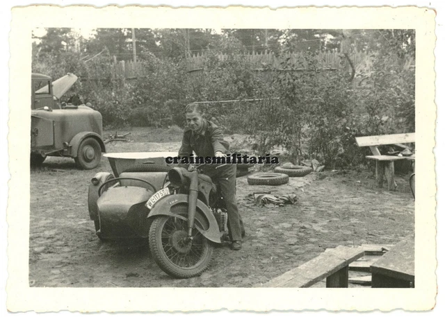 Orig. Foto Kradmelder m. Motorrad und Feldküche Wagen Anhänger in Russland