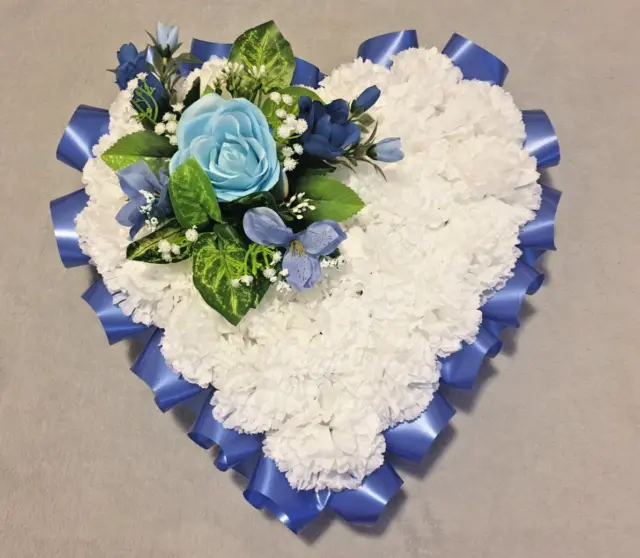 Seda Artificial Flor Corazón Corona Memorial Tributo en Azul y Blanco