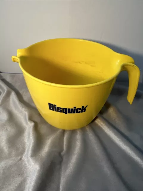 Vintage Bisquick Yellow Measuring Mixing Batter Bowl with Pour Spout (6 Cups?)