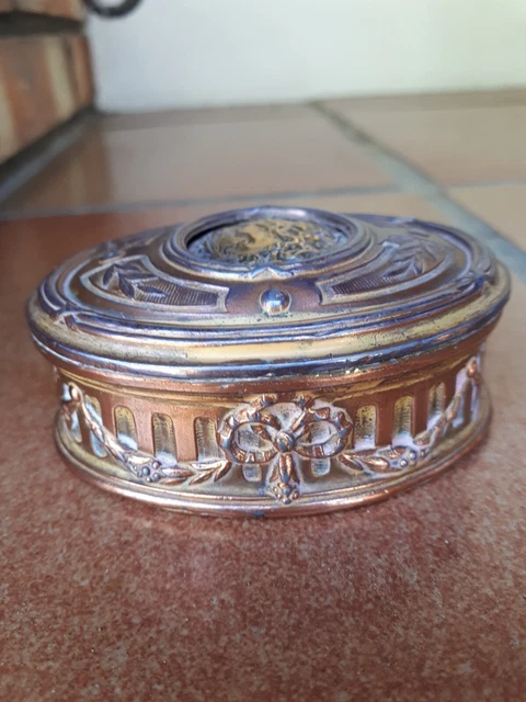 Petite Boîte De Rangement Ancienne En Laiton - Gravure Et Peinture Fine - Inde