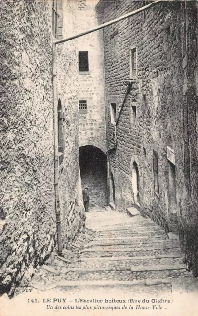 LE PUY - l'escalier boiteux (Rue du Cloître) dans la Haute Ville