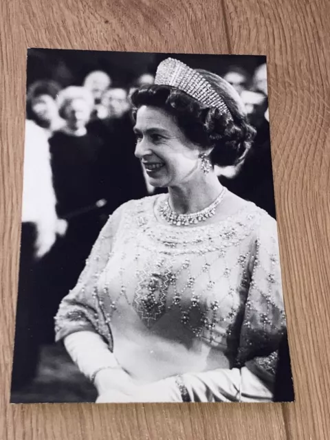 The Queen Elizabeth Funny Girl film premiere 1975 press photo,Barbara Streisand