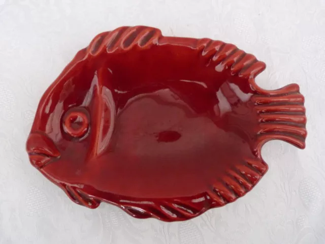 Ancienne belle assiette poisson céramique lie de vin design vers 1950 .