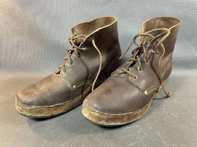 Ancienne paire de chaussure en cuir semelles en bois vetement paysan campagne