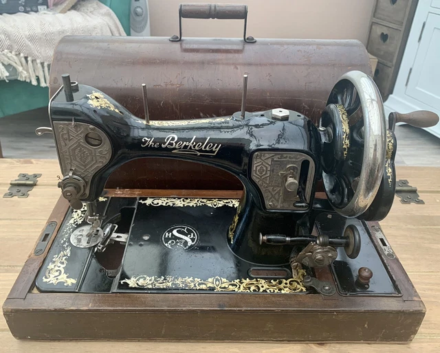VINTAGE HAND CRANK Berkeley Sewing Machine with Wooden Carry Case Rare