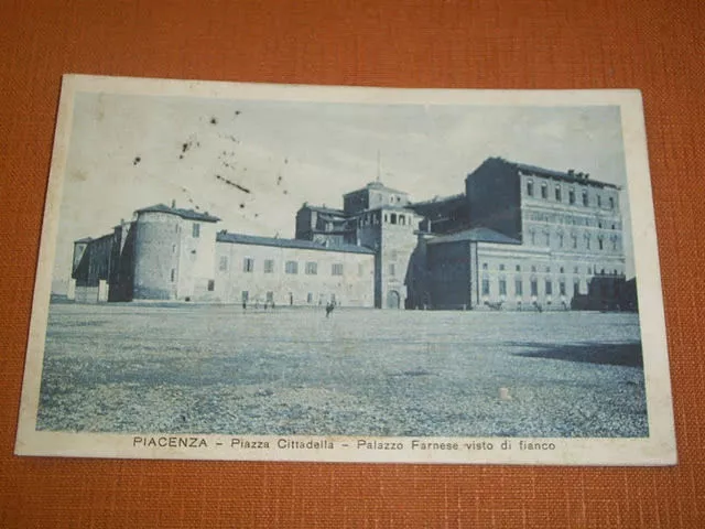 Cartolina Piacenza - Piazza Cittadella - Palazzo Farnese visto di fianco 1930.