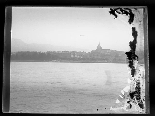 photo plaque de verre négatif ancien . VUE de la ville de Genève Suisse en 1905