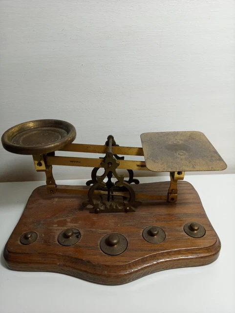 Alte Apothekerwaage mit Gewichten