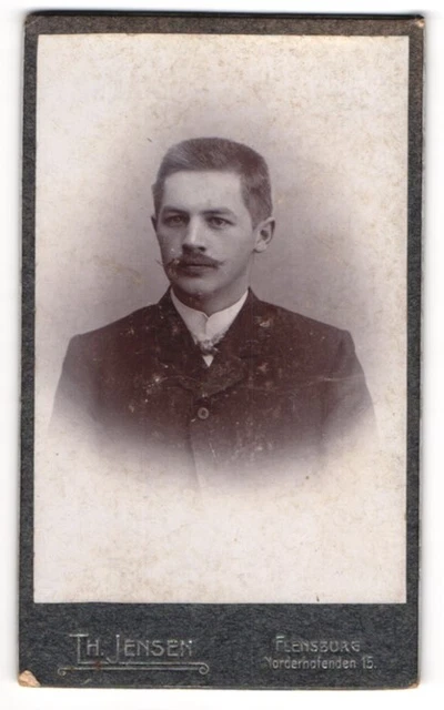 Fotografie Th. Jensen, Flensburg, Norderhofenden 15, Elegant gekleideter Herr m