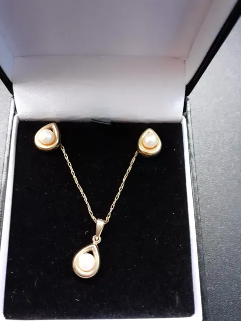 9ct Gold Pearl Pendant, 9ct Gold Chain & Matching Earrings