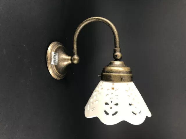Applique da parete in ottone anticato regolabile con ceramica bianca traforata
