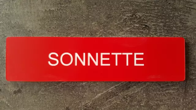 Plaque gravée" SONNETTE  "avec adhésif ,étiquette rouge 10 cm x 2.5 cm x 1,6 mm