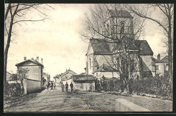 CPA St. Masmes, Soldats dans une Rue et Eglise