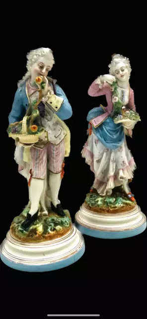 élégant et élégante en biscuit polychrome  socles ronds . XX siècle .