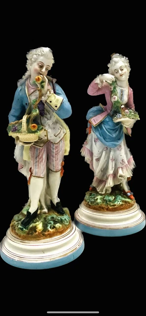 élégant et élégante en biscuit polychrome  socles ronds . XX siècle .