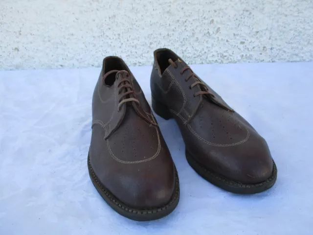 Ancienne paire de chaussures d'enfant en cuir années 50'S