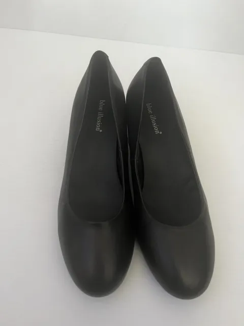 Blue Illusion Court Shoe Round Toe Women’s Size 10 Heels Black Leather Slip On