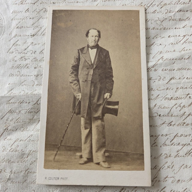 Un Homme Sur Un Penny Farthing Vélo Avec Un Chapeau Haut De Forme Et Un