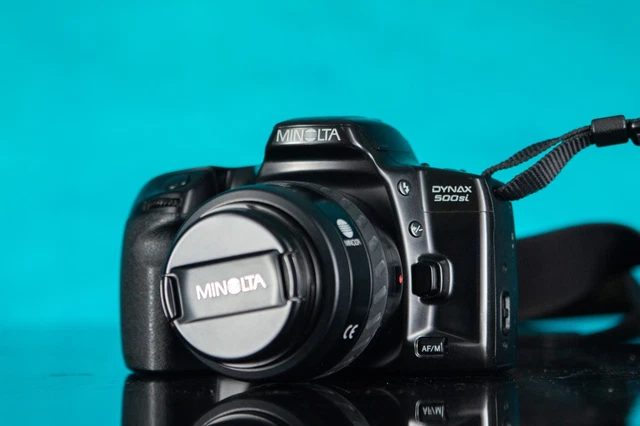 Appareil photo argentique Minolta Dynax 500Si vintage avec objectif 35