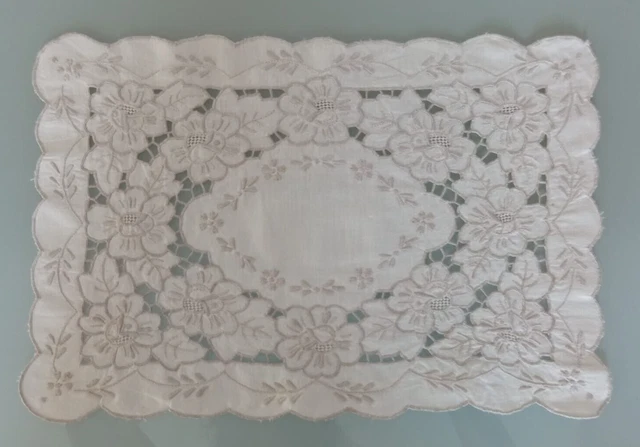BELLISSIMO CENTRINO AD INTAGLIO  RICAMATO   -  CM 27 x 40