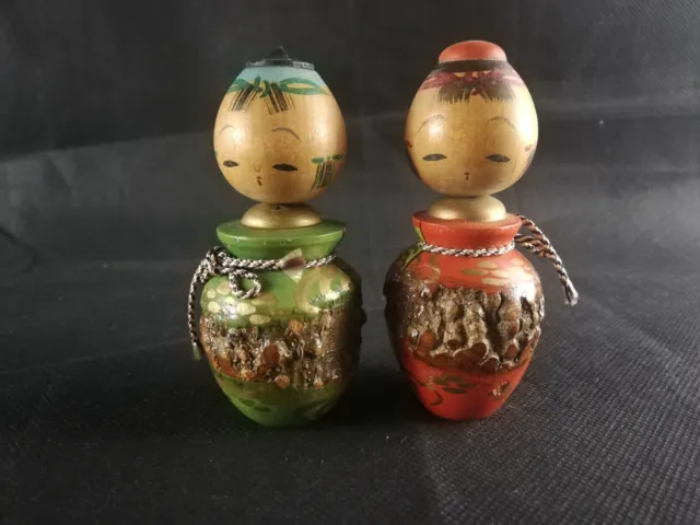 Couple of Red and Green Kokeshi - Japanese Wooden Doll - ca. 8 cm