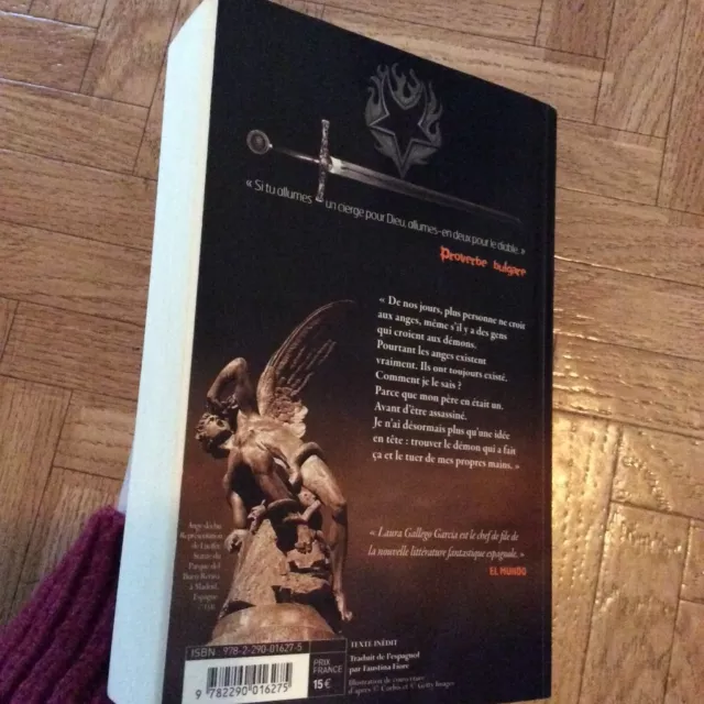 Livre grand format "Deux cierges pour le diable" par Laura Gallego Garcia 3