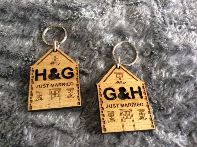 Due portachiavi in legno ""H&G"" e G&H"" appena sposati
