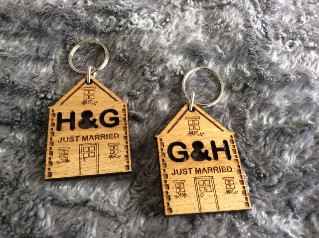 Due portachiavi in legno ""H&G"" e G&H"" appena sposati