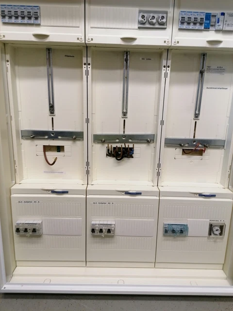 Zählerschrank Mit 4 Zählerfeldern 3.HZ Hager Zählerschrank ZB35S - Mit 4x 3.HZ Zählerfeld + 1x Verteilerfeld Inkl. APZ ZB35S Zählerschrank