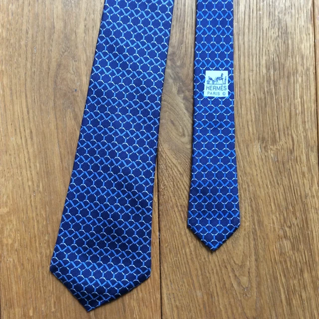 Cravate HERMÈS Vintage - Motif Etriers De Cheval - 100% Soie Bleue - Longueur 145 Cm - Occasion