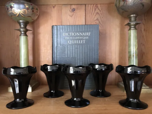 Élégance Vintage: Coupes de Glace Noir Art Déco