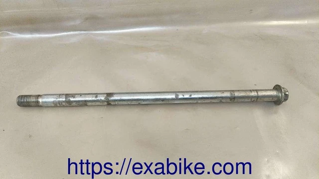 axe de roue arriere pour Daelim VJ 125 Roadwin  de 2004 a 2006