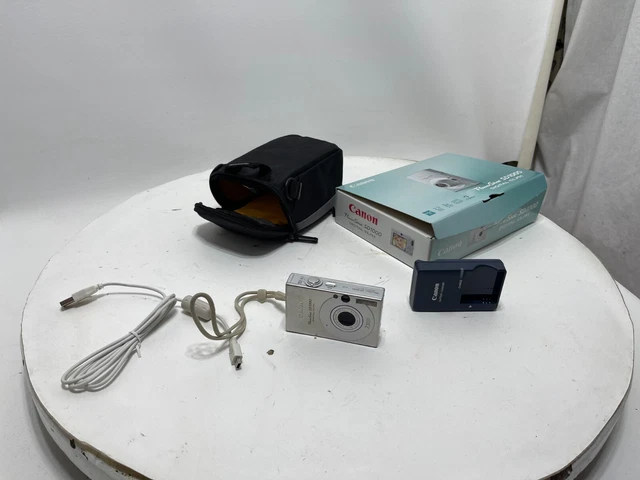 Canon PowerShot  IXUS 70 / SD1000 7.1MP Digital Camera - Silver w/Batt & Charger