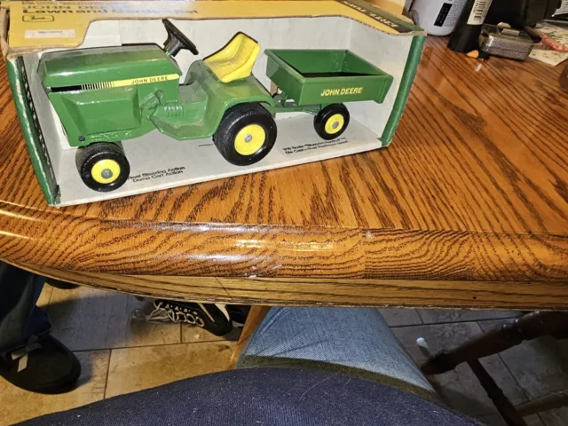 John Deere Lawn Garden Tractor with Dump Trailer Ertl 1/16 Box Blueprint Rep