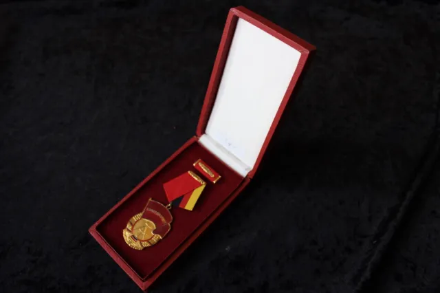Banner der Arbeit Stufe III mit Etui DDR GDR Orden Medallie 2