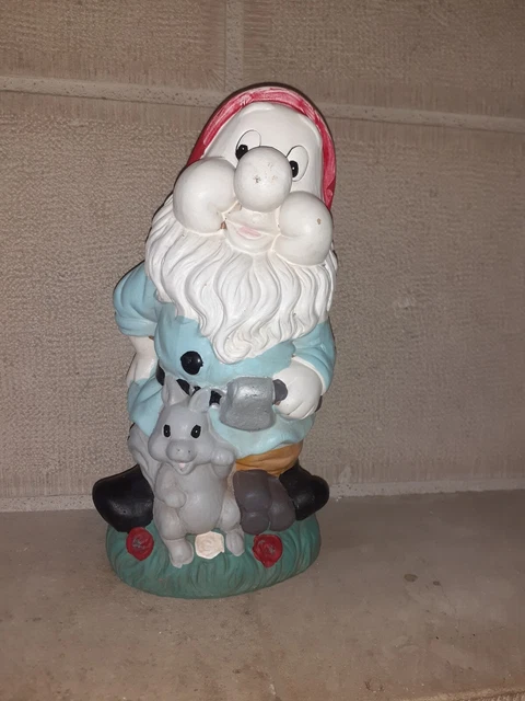 Figurine Ancienne Nain De Jardin En PVC Tenant Un Râteau - Vintage Titi Et Gros Minet