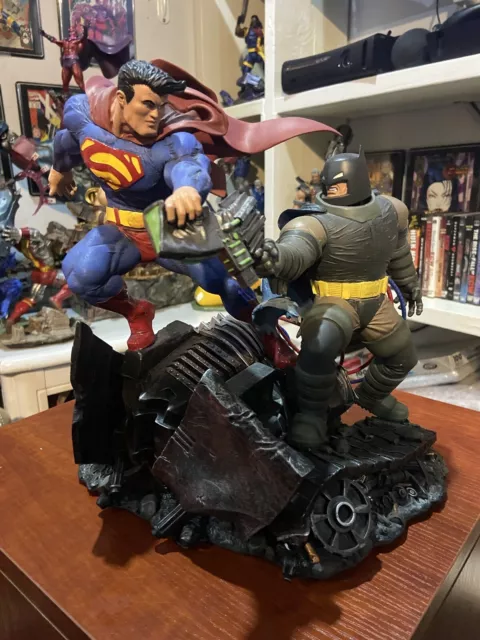 Superman VS Batman Battle Statue Frank Miller Dark Knight Returns (Full Size) Superman VS Batman Battle Statue Frank Miller Dark Knight Returns (Full Size)