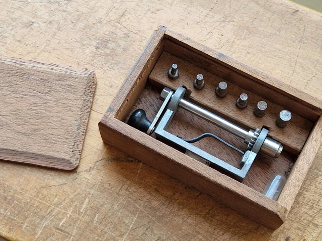 ANCIEN OUTIL D'HORLOGER Mandrin + Fraises + Coffret Antique Tool
