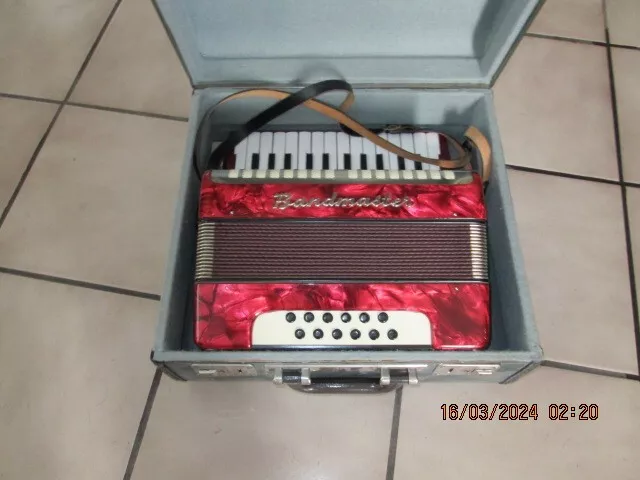 Vintage Bandmaster Accordian with case~~PRESTINE CONDITION