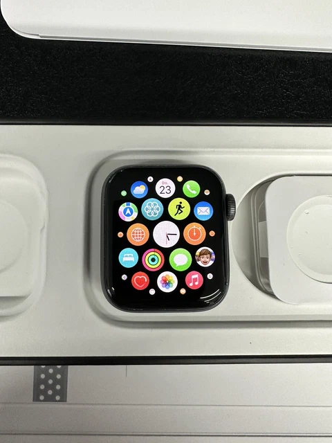 Apple Watch Series SE, 40mm GPS, in Space Grau aus Aluminium