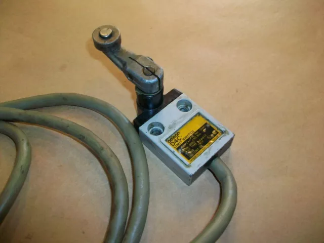 Omron Compact Limit Switch D4C-1620 Roller Head    USED 2