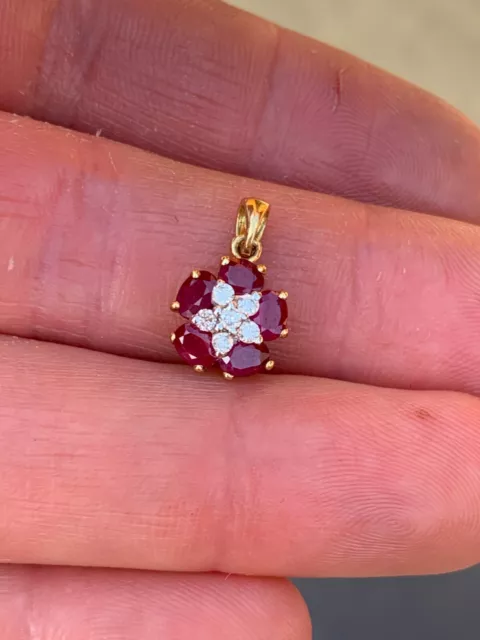 18ct gold natural ruby & diamond cluster pendant, 18k 750