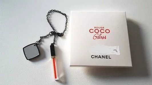 Bijoux De Sac/Breloque " ROUGE COCO GLOSS + MIROIR " de CHANEL NEUF.