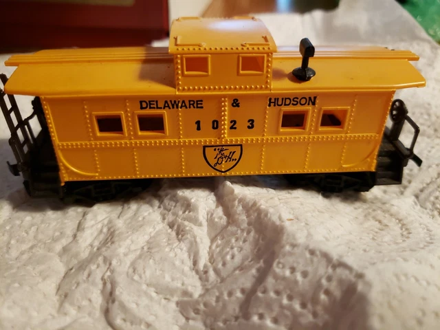 Ho Bachmann, Delaware & Hudson 1023 caboose car . 4 1/2 inches long.