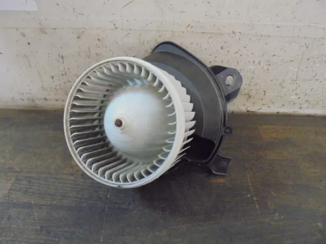 moteur du ventilateur de chauffage Opel Corsa D 13335075 1.2i 63kW A12XER 202678