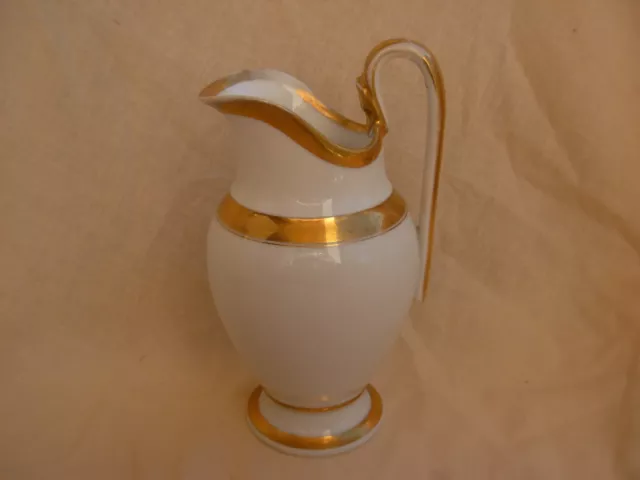 Ancien pichet,pot a lait porcelaine blanche et or.