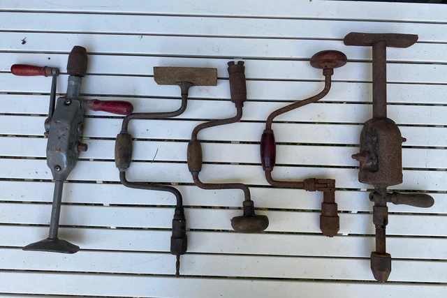 alte Holzbohrer Handbohrer Handbohrmaschine Vintage Brustleier Konvolut