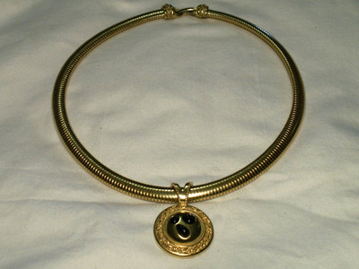 Trifari Vintage Trifari Color Oro Marroncino Lucite Collana con Ciondolo 