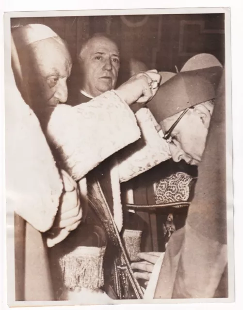 POPE JOHN XXIII PLACES THE BIRETTA TO CARDINAL RICKETTS ROME 1962 Photo Y 322